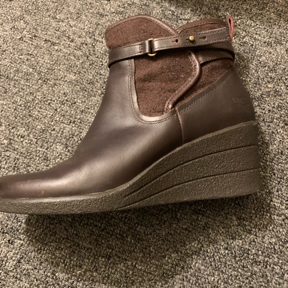 authentic uggs boot - Picture 3 of 3